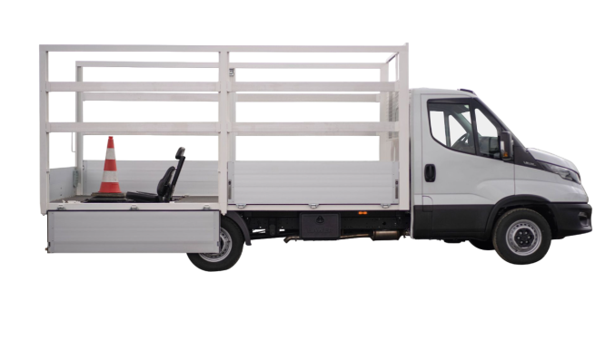 camion-caja-abierta-equipo-colocacion-de-conos-lateral-png